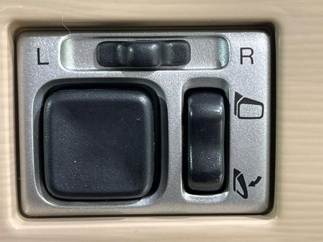 �y�d���i�[�~���[�z�T�C�h�~���[�͓d���i�[���ƂȂ��Ă���A�������ԏ�ł��L�Y�������X�N��}�����܂��B