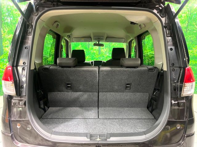 ���i�̂���������ʋ΁A���}���ɏ\���ȉ׎��X�y�[�X���m�ۂ��Ă���܂��B�Z�J���h�V�[�g��|���ƁA�傫�ȉו��̐ύڂ��\�ł���