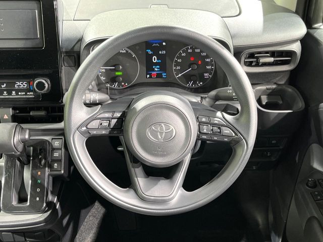 �C���e���A�ɍ��킹���f�U�C���̃X�e�A�����O�́A�^�]�������̂��Ƃ��l���A�^�]���₷���`��A�傫���ł��B�����x�A���ۂɐG���Ă��m���߂��������B