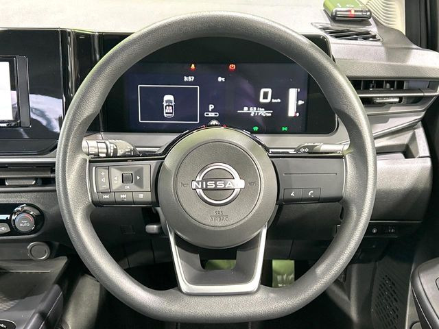 �C���e���A�ɍ��킹���f�U�C���̃X�e�A�����O�́A�^�]�������̂��Ƃ��l���A�^�]���₷���`��A�傫���ł��B�����x�A���ۂɐG���Ă��m���߂��������B