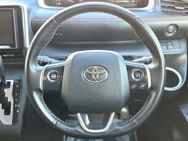 �C���e���A�ɍ��킹���f�U�C���̃X�e�A�����O�́A�^�]�������̂��Ƃ��l���A�^�]���₷���`��A�傫���ł��B�����x�A���ۂɐG���Ă��m���߂��������B