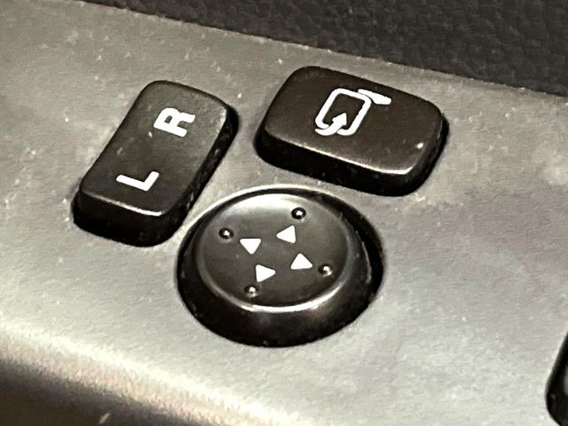 �y�d���i�[�~���[�z�T�C�h�~���[�͓d���i�[���ƂȂ��Ă���A�������ԏ�ł��L�Y�������X�N��}�����܂��B