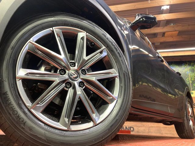 �y����18�C���`�A���~�z�C�[���z�O�ςɃ}�b�`���������A���~�z�C�[���𑕒����Ă���܂��B�e��ЊO�A���~�z�C�[����A�X�^�b�h���X�^�C�����戵�����Ă���܂��B���񂲑��k����������