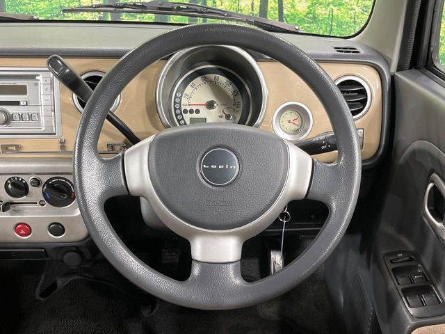 �C���e���A�ɍ��킹���f�U�C���̃X�e�A�����O�́A�^�]�������̂��Ƃ��l���A�^�]���₷���`��A�傫���ł��B�����x�A���ۂɐG���Ă��m���߂��������B