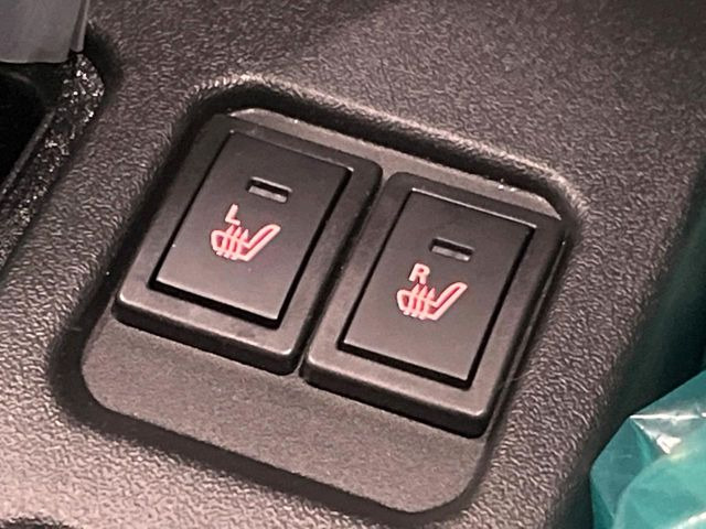 【シートヒーター】寒い日に重宝するシートヒーター!エアコンより早く温まってくれるので寒がりの人も安心ですね♪エアコンの温風は乾燥するから苦手、という方にもをおすすめです。