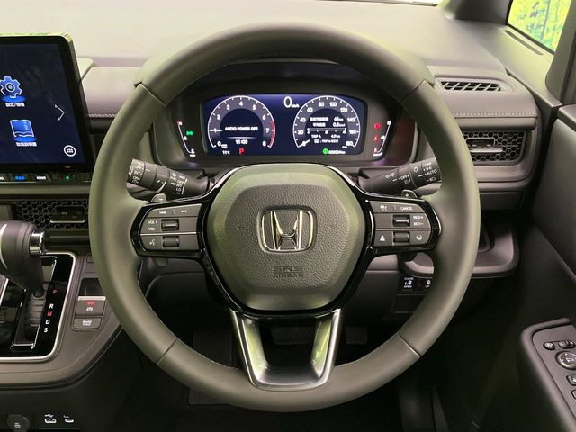 �C���e���A�ɍ��킹���f�U�C���̃X�e�A�����O�́A�^�]�������̂��Ƃ��l���A�^�]���₷���`��A�傫���ł��B�����x�A���ۂɐG���Ă��m���߂��������B