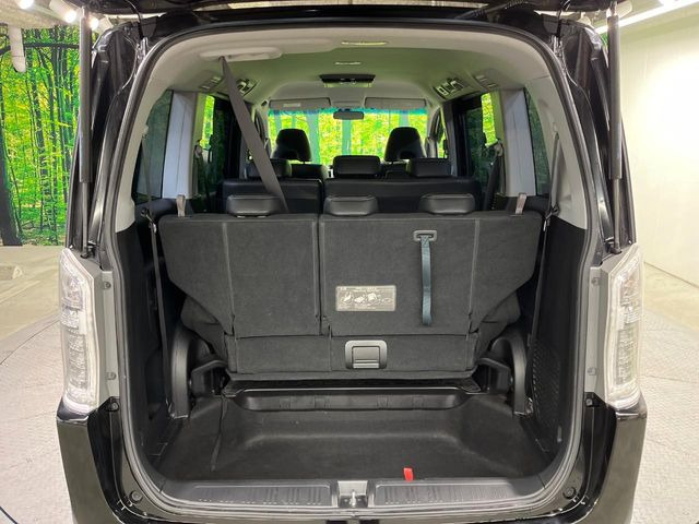 ���i�̂���������ʋ΁A���}���ɏ\���ȉ׎��X�y�[�X���m�ۂ��Ă���܂��B�Z�J���h�V�[�g��|���ƁA�傫�ȉו��̐ύڂ��\�ł���