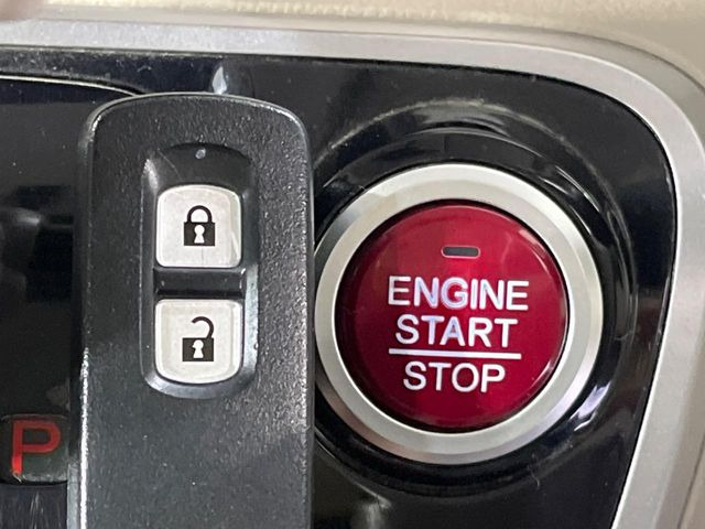 �yHonda�X�}�[�g�L�[�z�J�o����|�P�b�g�ɓ��ꂽ�܂܂ł��h�A�̎{���E�������\�ȃX�}�[�g�L�[�𑕔��B�G���W���̃I���E�I�t�����J�M�����o���K�v����������Ƃ��Ă��֗��ł���