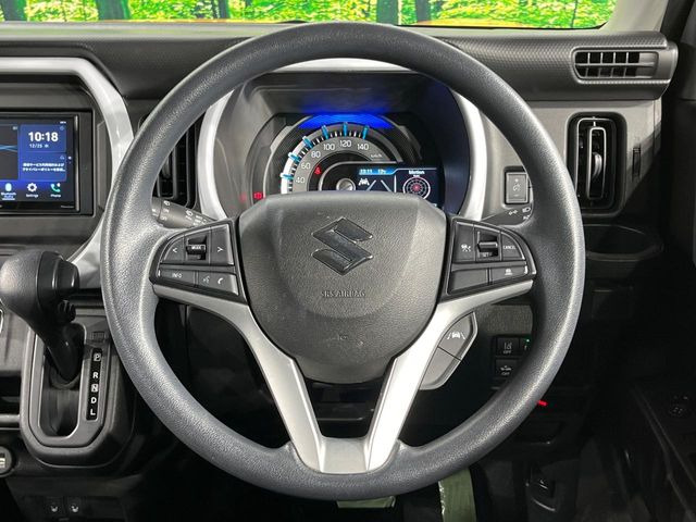 �C���e���A�ɍ��킹���f�U�C���̃X�e�A�����O�́A�^�]�������̂��Ƃ��l���A�^�]���₷���`��A�傫���ł��B�����x�A���ۂɐG���Ă��m���߂��������B