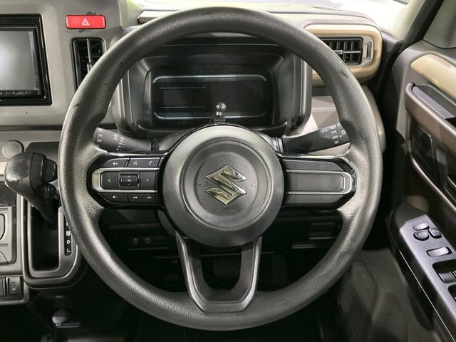 �C���e���A�ɍ��킹���f�U�C���̃X�e�A�����O�́A�^�]�������̂��Ƃ��l���A�^�]���₷���`��A�傫���ł��B�����x�A���ۂɐG���Ă��m���߂��������B