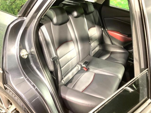 後部座席も気になるようなキズ・汚れやへたり等、大きなダメージはなく、良好な状態です。