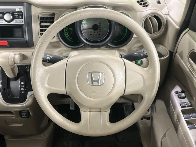 �C���e���A�ɍ��킹���f�U�C���̃X�e�A�����O�́A�^�]�������̂��Ƃ��l���A�^�]���₷���`��A�傫���ł��B�����x�A���ۂɐG���Ă��m���߂��������B