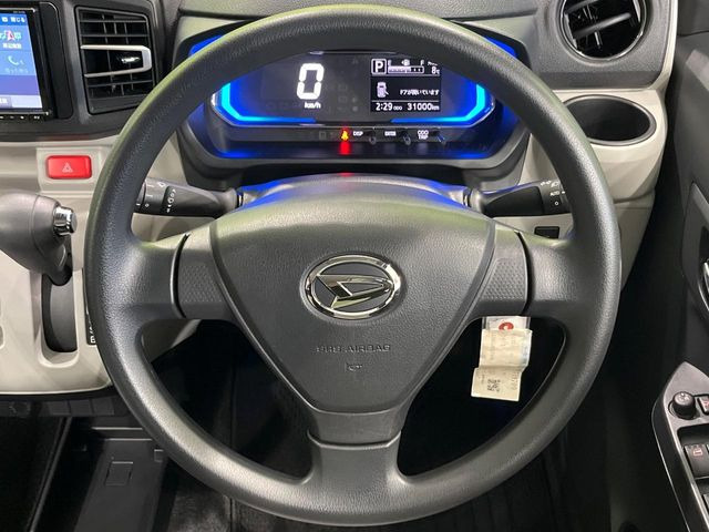 �C���e���A�ɍ��킹���f�U�C���̃X�e�A�����O�́A�^�]�������̂��Ƃ��l���A�^�]���₷���`��A�傫���ł��B�����x�A���ۂɐG���Ă��m���߂��������B