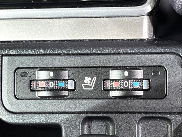 【シートヒーター】寒い日に重宝するシートヒーター!エアコンより早く温まってくれるので寒がりの人も安心ですね♪エアコンの温風は乾燥するから苦手、という方にもをおすすめです。