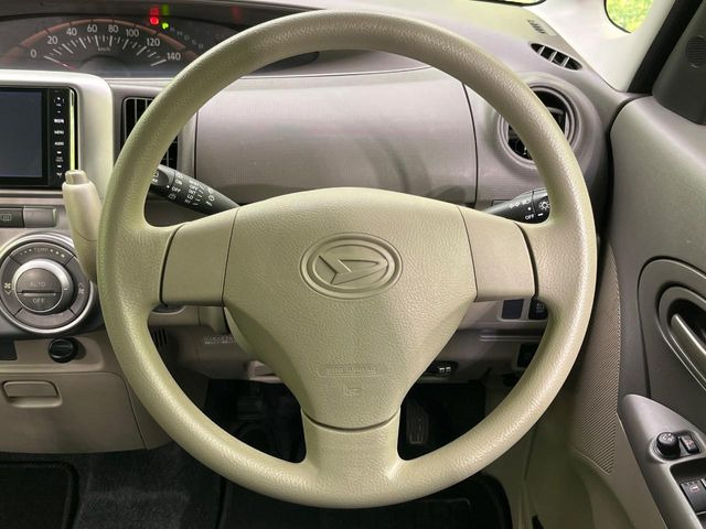 �C���e���A�ɍ��킹���f�U�C���̃X�e�A�����O�́A�^�]�������̂��Ƃ��l���A�^�]���₷���`��A�傫���ł��B�����x�A���ۂɐG���Ă��m���߂��������B