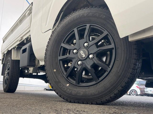 �y12�C���`�A���~�z�C�[���z�O�ςɃ}�b�`�����A���~�z�C�[���𑕒����Ă���܂��B�e��A���~�z�C�[����A�X�^�b�h���X�^�C�����戵�����Ă���܂��B���񂲑��k����������