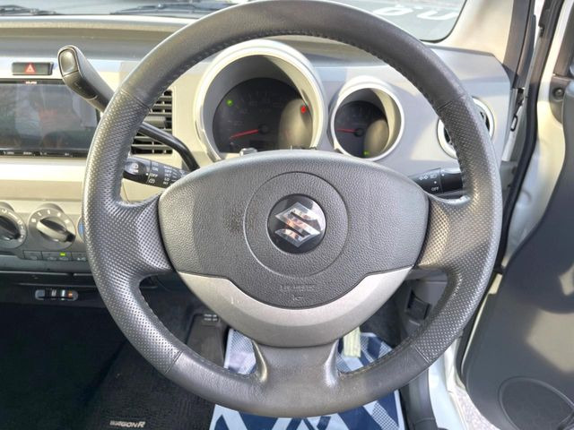 �y�����v�����X�e�A�����O�z�㎿�Ȋv���g�p���邱�ƂŁA��ɂ����������݂ƂĂ��^�]���₷���n���h���ł���