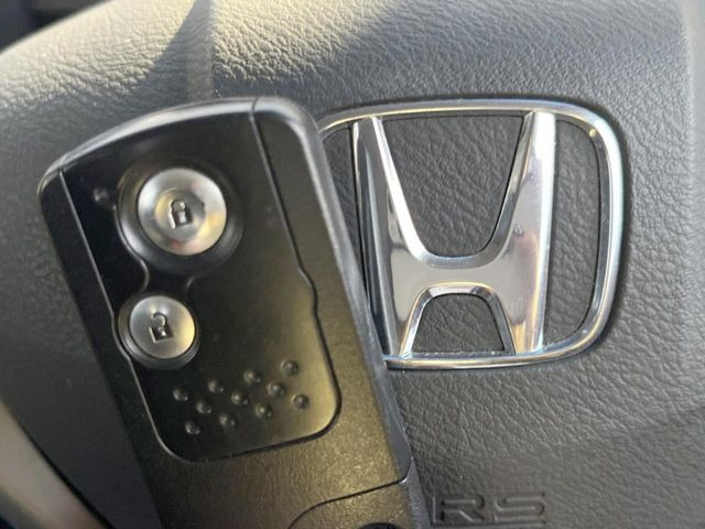 �yHonda�X�}�[�g�L�[�z�J�o����|�P�b�g�ɓ��ꂽ�܂܂ł��h�A�̎{���E�������\�ȃX�}�[�g�L�[�𑕔��B�G���W���̃I���E�I�t�����J�M�����o���K�v����������Ƃ��Ă��֗��ł���