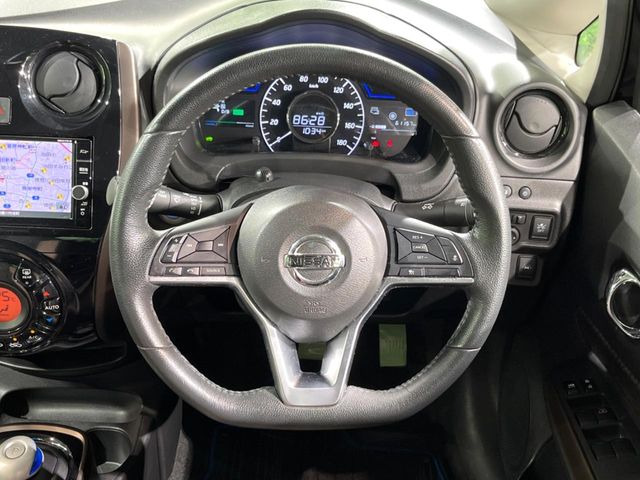 �C���e���A�ɍ��킹���f�U�C���̃X�e�A�����O�́A�^�]�������̂��Ƃ��l���A�^�]���₷���`��A�傫���ł��B�����x�A���ۂɐG���Ă��m���߂��������B