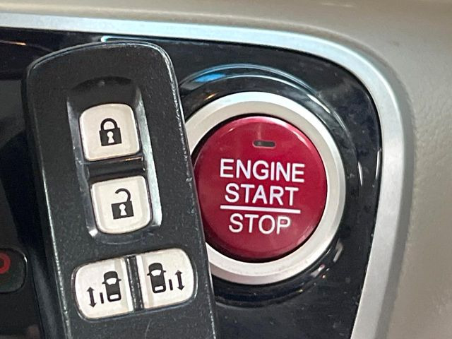 �yHonda�X�}�[�g�L�[�z�J�o����|�P�b�g�ɓ��ꂽ�܂܂ł��h�A�̎{���E�������\�ȃX�}�[�g�L�[�𑕔��B�G���W���̃I���E�I�t�����J�M�����o���K�v����������Ƃ��Ă��֗��ł���