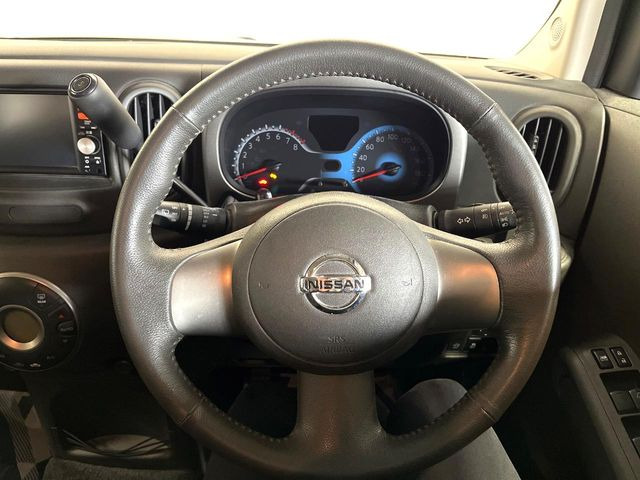 �C���e���A�ɍ��킹���f�U�C���̃X�e�A�����O�́A�^�]�������̂��Ƃ��l���A�^�]���₷���`��A�傫���ł��B�����x�A���ۂɐG���Ă��m���߂��������B