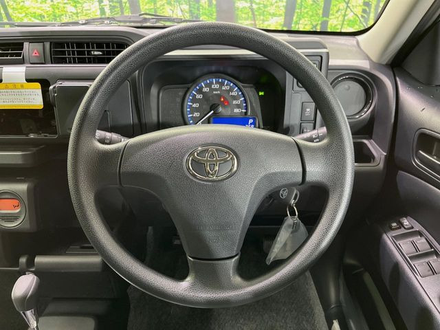 �C���e���A�ɍ��킹���f�U�C���̃X�e�A�����O�́A�^�]�������̂��Ƃ��l���A�^�]���₷���`��A�傫���ł��B�����x�A���ۂɐG���Ă��m���߂��������B