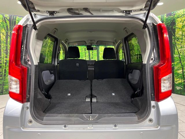 ���i�̂���������ʋ΁A���}���ɏ\���ȉ׎��X�y�[�X���m�ۂ��Ă���܂��B�Z�J���h�V�[�g��|���ƁA�傫�ȉו��̐ύڂ��\�ł���