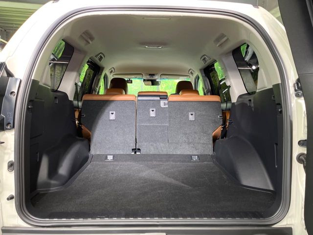 ラゲッジルームは、大容量のスペースを確保。普段のお買い物からレジャーまで、幅広く活躍してくれます!また、リアシートを倒すことでバリエーション豊かにお使いいただけます。