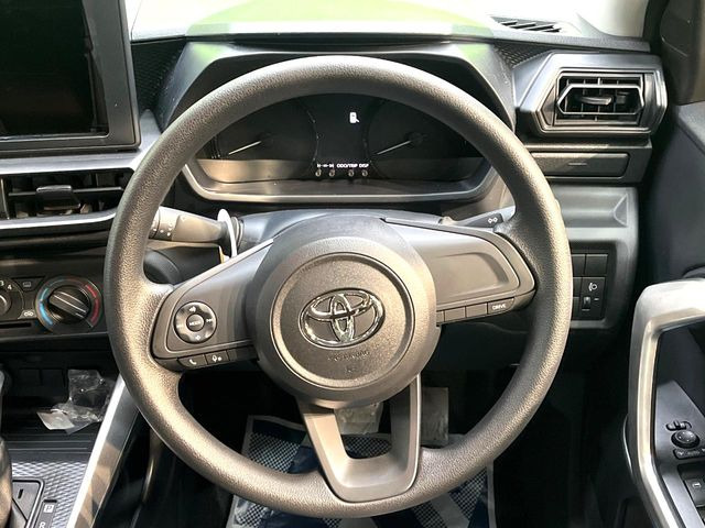 �C���e���A�ɍ��킹���f�U�C���̃X�e�A�����O�́A�^�]�������̂��Ƃ��l���A�^�]���₷���`��A�傫���ł��B�����x�A���ۂɐG���Ă��m���߂��������B