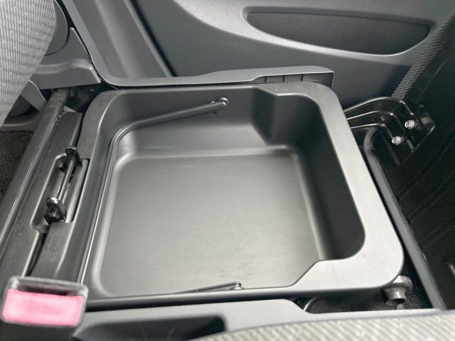 �y�V�[�g�A���_�[�{�b�N�X�z�V�[�g�̉��ɑ�e�ʂ̎��[�X�y�[�X��������Ă���A�C���ԃO�b�Y�ȂǁA�O���猩��ꂽ���Ȃ����̂�����������[�ł��ĕ֗�!