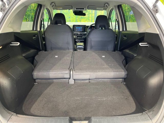 ���i�̂���������ʋ΁A���}���ɏ\���ȉ׎��X�y�[�X���m�ۂ��Ă���܂��B�Z�J���h�V�[�g��|���ƁA�傫�ȉו��̐ύڂ��\�ł���