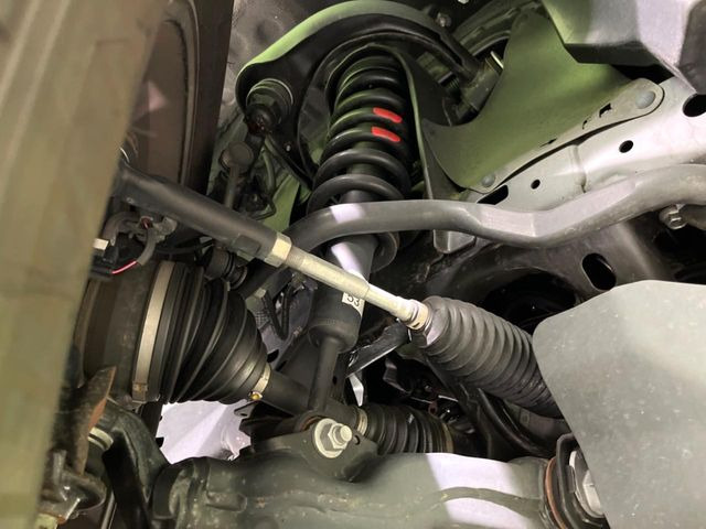 お車を安心してお乗りいただく為には、足回りの定期点検が欠かせません。サービスサポート(有償保証)では無料点検もご提供しており、安心のカーライフをお過ごしいただけるサポート体制が整っています。