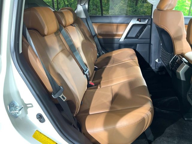 後部座席も気になるようなキズ・汚れやへたり等、大きなダメージはなく、良好な状態です。