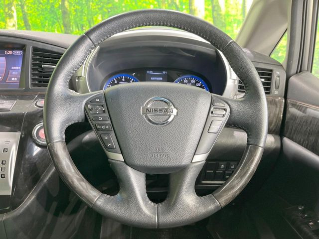 �C���e���A�ɍ��킹���f�U�C���̃X�e�A�����O�́A�^�]�������̂��Ƃ��l���A�^�]���₷���`��A�傫���ł��B�����x�A���ۂɐG���Ă��m���߂��������B