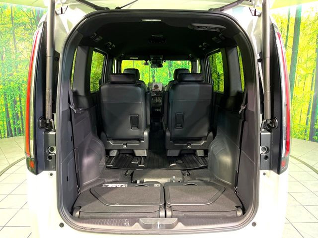 ���i�̂���������ʋ΁A���}���ɏ\���ȉ׎��X�y�[�X���m�ۂ��Ă���܂��B�Z�J���h�V�[�g��|���ƁA�傫�ȉו��̐ύڂ��\�ł���