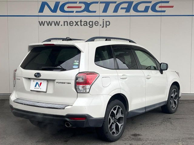 ��D�]�𒸂��Ă���܂��{�f�B�̒e�X�v���b�V���R�[�g���D�]��t���B�ʏ�̃K���X�R�[�g�ƈقȂ�A�ϋv�N��6�N�̖��@���K���X�R�[�e�B���O���A�{�f�B���L���C�ȏ�Ԃɕۂ��Ă���܂��B