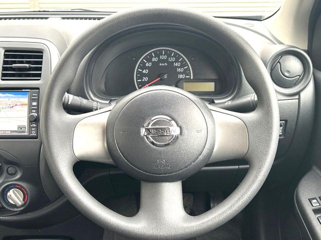 �C���e���A�ɍ��킹���f�U�C���̃X�e�A�����O�́A�^�]�������̂��Ƃ��l���A�^�]���₷���`��A�傫���ł��B�����x�A���ۂɐG���Ă��m���߂��������B