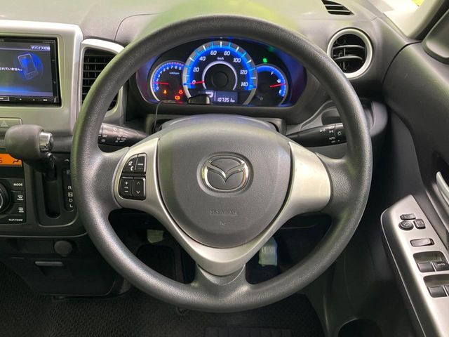 �C���e���A�ɍ��킹���f�U�C���̃X�e�A�����O�́A�^�]�������̂��Ƃ��l���A�^�]���₷���`��A�傫���ł��B�����x�A���ۂɐG���Ă��m���߂��������B