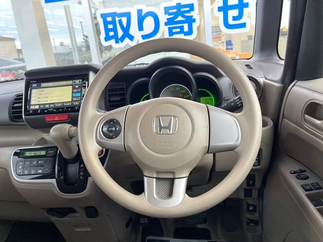 �C���e���A�ɍ��킹���f�U�C���̃X�e�A�����O�́A�^�]�������̂��Ƃ��l���A�^�]���₷���`��A�傫���ł��B�����x�A���ۂɐG���Ă��m���߂��������B