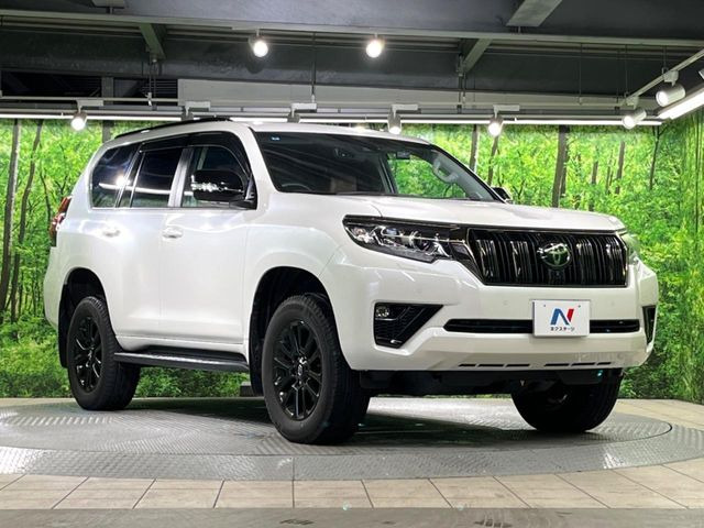 高透明度のガラス皮膜で撥水はもちろん、上質なツヤ・光沢を実現。紫外線や酸性雨から大切な愛車を保護し、色あせ・劣化を防止。「弾スプラッシュコート」、「弾プリミッサコート」からお選びいただけます。