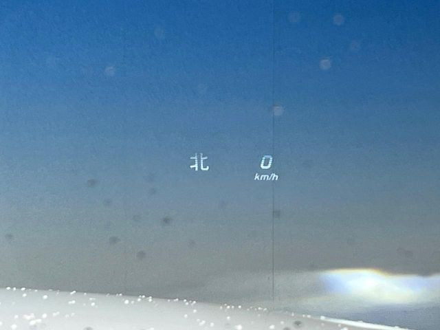 ���w�b�h�A�b�v�f�B�X�v���C:���݂̑��x�⑖�s�����f�W�^���\���ŉ^�]�ȑO���̃K���X�ɓ��e!�^�]���A���������炳���K�v�ȏ����m�F�ł���̂łƂ��Ă��֗��ň��S!