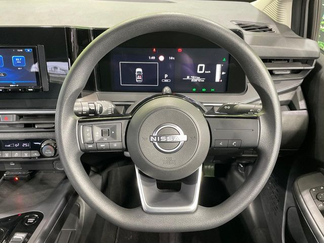 �C���e���A�ɍ��킹���f�U�C���̃X�e�A�����O�́A�^�]�������̂��Ƃ��l���A�^�]���₷���`��A�傫���ł��B�����x�A���ۂɐG���Ă��m���߂��������B