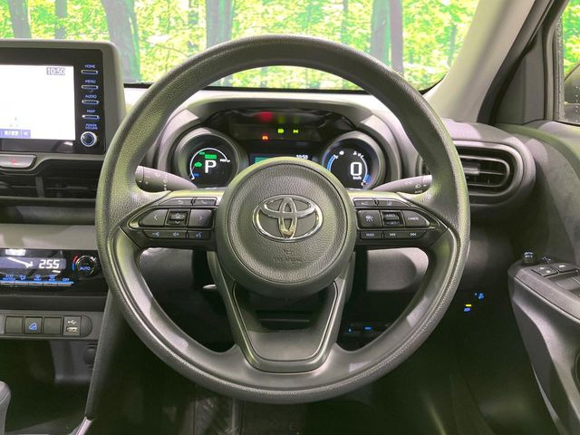 �C���e���A�ɍ��킹���f�U�C���̃X�e�A�����O�́A�^�]�������̂��Ƃ��l���A�^�]���₷���`��A�傫���ł��B�����x�A���ۂɐG���Ă��m���߂��������B