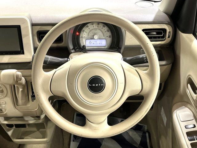 �C���e���A�ɍ��킹���f�U�C���̃X�e�A�����O�́A�^�]�������̂��Ƃ��l���A�^�]���₷���`��A�傫���ł��B�����x�A���ۂɐG���Ă��m���߂��������B