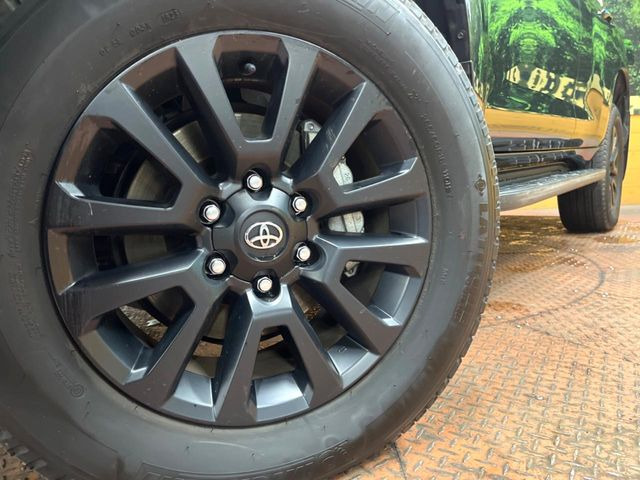 【グレード専用純正18インチアルミホイール】デザイン性の高い純正アルミホイールを装着しております。各種社外アルミホイールや、スタッドレスタイヤも取扱いしております。是非ご相談ください♪