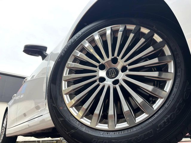 �y����19�C���`�A���~�z�C�[���z�O�ςɃ}�b�`���������A���~�z�C�[���𑕒����Ă���܂��B�e��ЊO�A���~�z�C�[����A�X�^�b�h���X�^�C�����戵�����Ă���܂��B���񂲑��k����������