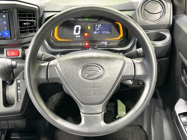 �C���e���A�ɍ��킹���f�U�C���̃X�e�A�����O�́A�^�]�������̂��Ƃ��l���A�^�]���₷���`��A�傫���ł��B�����x�A���ۂɐG���Ă��m���߂��������B