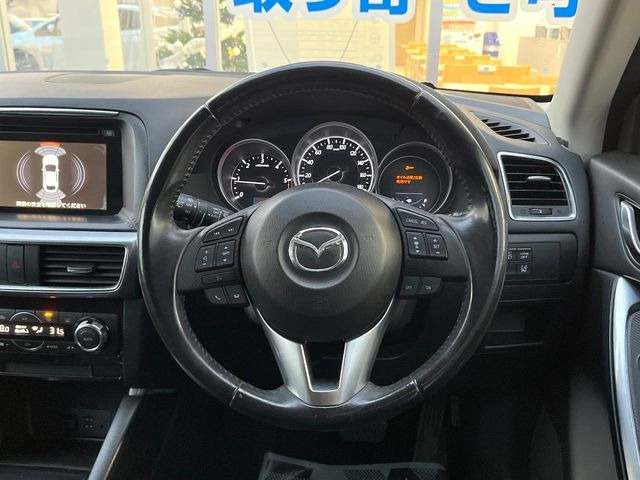 �C���e���A�ɍ��킹���f�U�C���̃X�e�A�����O�́A�^�]�������̂��Ƃ��l���A�^�]���₷���`��A�傫���ł��B�����x�A���ۂɐG���Ă��m���߂��������B