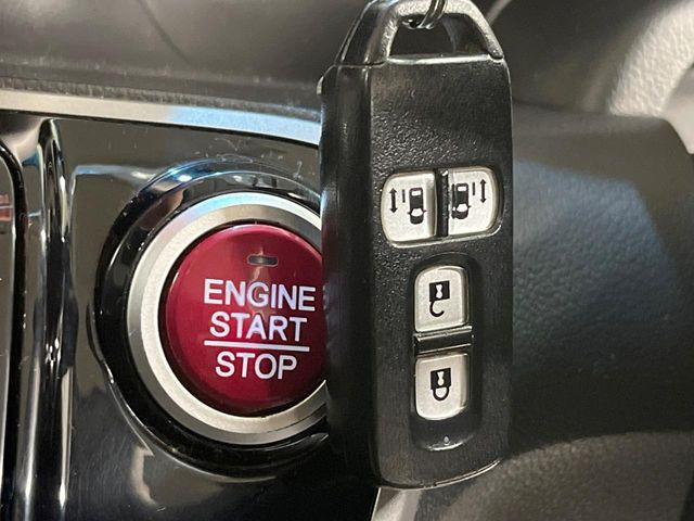 �yHonda�X�}�[�g�L�[�z�J�o����|�P�b�g�ɓ��ꂽ�܂܂ł��h�A�̎{���E�������\�ȃX�}�[�g�L�[�𑕔��B�G���W���̃I���E�I�t�����J�M�����o���K�v����������Ƃ��Ă��֗��ł���