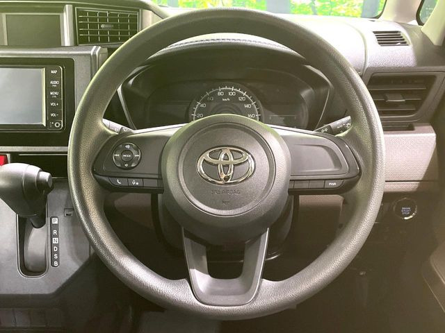 �C���e���A�ɍ��킹���f�U�C���̃X�e�A�����O�́A�^�]�������̂��Ƃ��l���A�^�]���₷���`��A�傫���ł��B�����x�A���ۂɐG���Ă��m���߂��������B